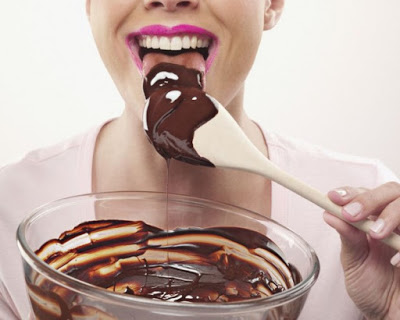 Probando chocolate.